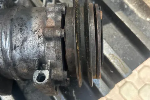 Heavy-equipment air-conditioning components and service work — photo 2