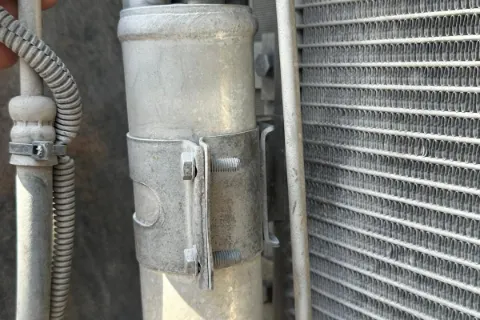 Heavy-equipment air-conditioning components and service work — photo 3