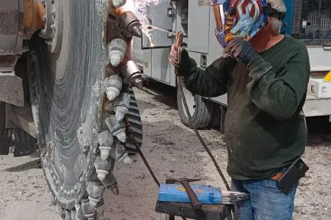 Heavy-equipment welding and machining work — photo 1