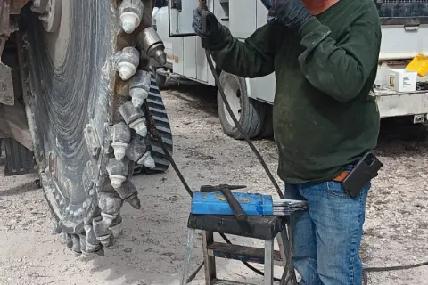Heavy-equipment welding and machining work — photo 2