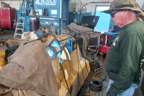 Heavy-equipment welding and machining work — photo 4