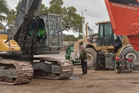 Hydraulic equipment and components being serviced — photo 3