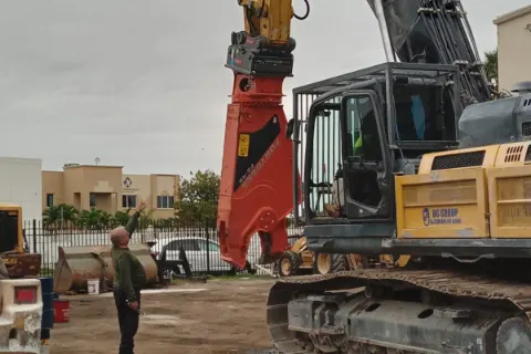 Hydraulic equipment and components being serviced — photo 4